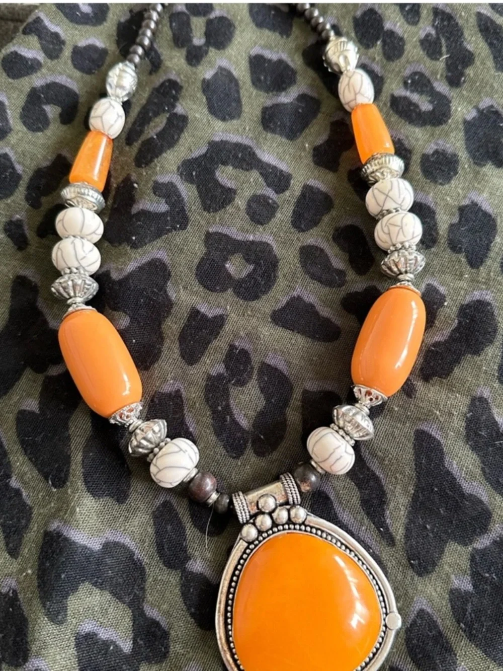 Elegant silver and orange pendant necklace - Picture 1 of 9